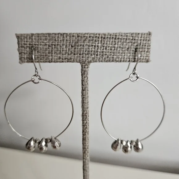 Silver(tone) Hoops With Tear Drop Beads - Picture 4 of 9
